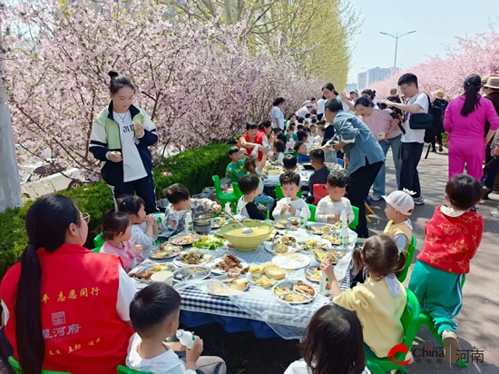 文明赏海棠 童心颂党恩—西平县柏城街道开展特色文明实践活动