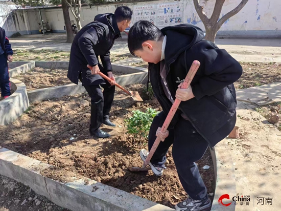 播撒绿色希望 共建美丽校园——西平县重渠贾桥小学学生栽花植树活动