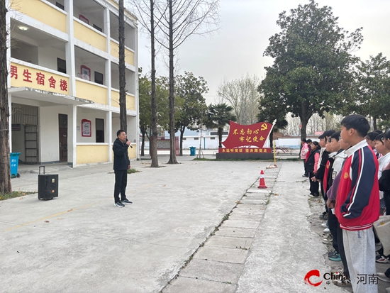 西平县二郎范堂小学组织开展消防逃生演练