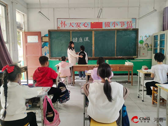 预防脊柱侧弯 从习惯养成开始——西平县重渠武海小学开展健康知识教育课