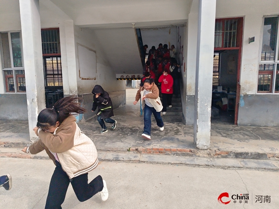 平安校园 护航成长——西平县重渠小学开展消防演练活动