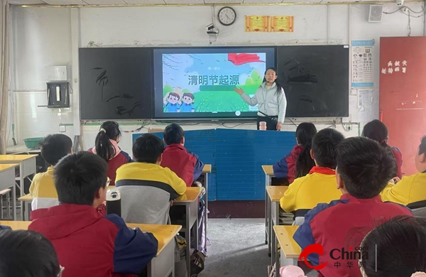 驻马店市第三十二小学 开展“清明祭英烈”主题教育