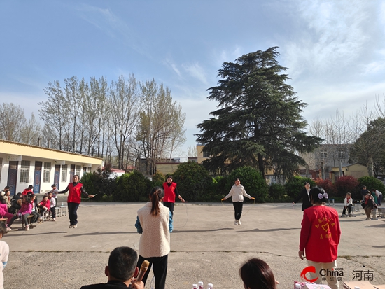 西平县焦庄毛寨小学与毛寨村委共办“以绳为介 共赴活力之约”跳绳比赛活动