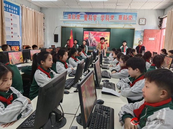 西平县实验小学举行“清明祭奠英烈 赓续红色血脉”主题教育活动