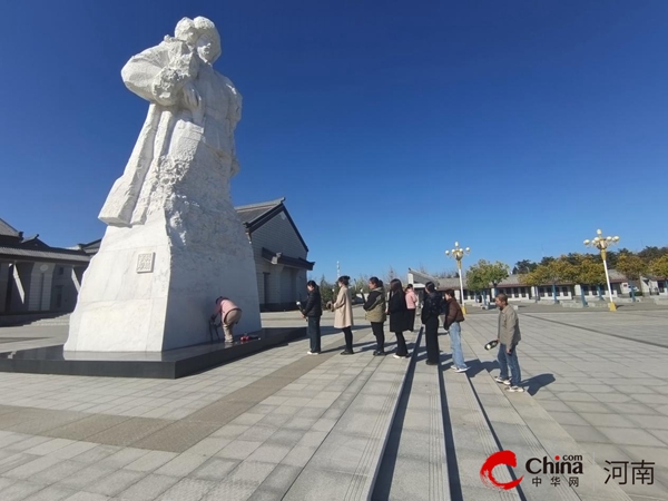 驻马店市驿城区东风街道仓库路社区开展 “清明缅怀先烈 祭扫凝聚力量”志愿服务活动