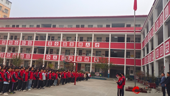 西平县柏城杨庄小学开展“清明祭奠英烈 赓续红色血脉”主题教育活动