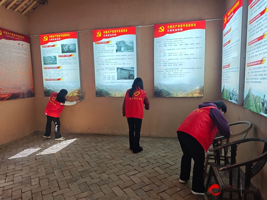 西平县出山镇李园沟村开展“追寻红色印记传承革命精神”主题党日活动