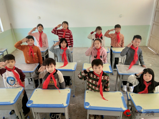 西平县重渠南徐小学组织开展“清明祭英烈”主题活动