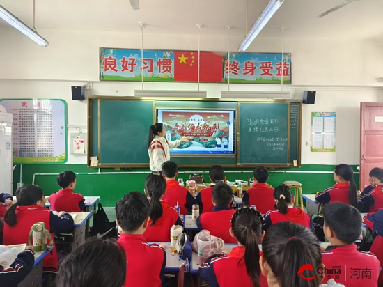 西平县柏城三里湾小学开展“清明祭奠英烈 赓续红色血脉”活动