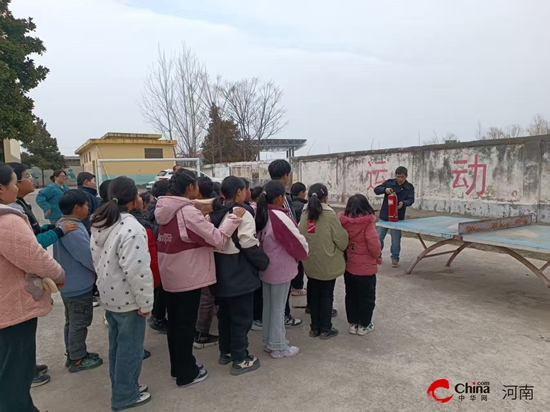 消防安全记于心 演练疏散践于行——西平县专探军王小学开展消防安全演练