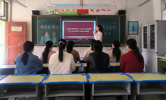 西平县重渠前寨小学开展“情系女职工 法在你身边”普法宣传活动