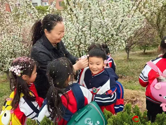 党徽映春色 童心沐清风——西平县直第二幼儿园开展清明踏青活动