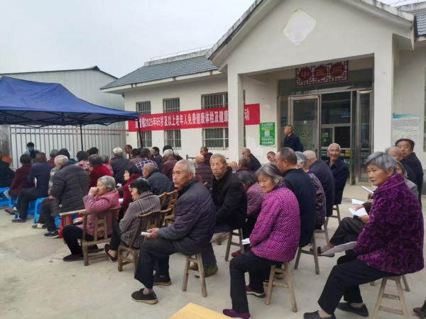 内乡县夏馆镇卫生院：免费体检老人 优化健康环境