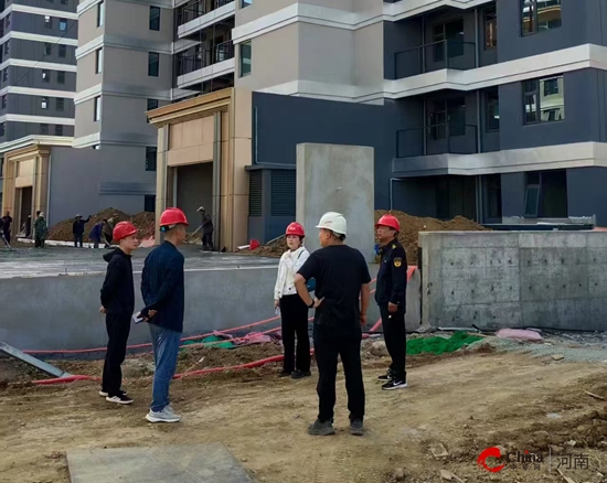西平县安防办联合住建局开展建筑工地安全生产暗访指导工作