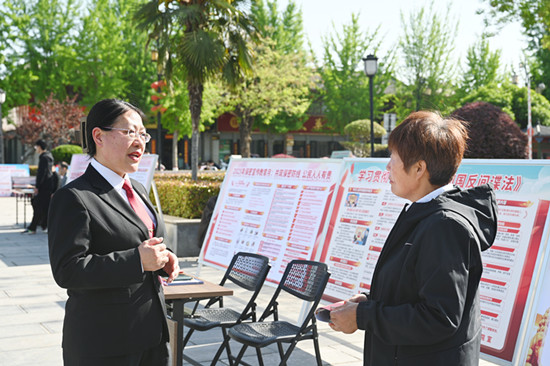 图二：干警现场答疑解惑