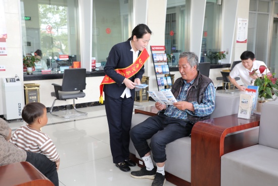 唐河县农信联社开展2025年全民国家安全教育日宣传教育活动