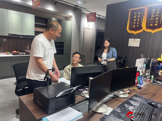 西平县柏城街道送策入企 护航商户发展