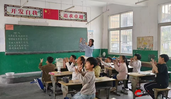 西平县农场中心校农场二小缤纷社团展风采