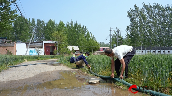 西平县：爱心企业显担当 助农抗旱护麦忙