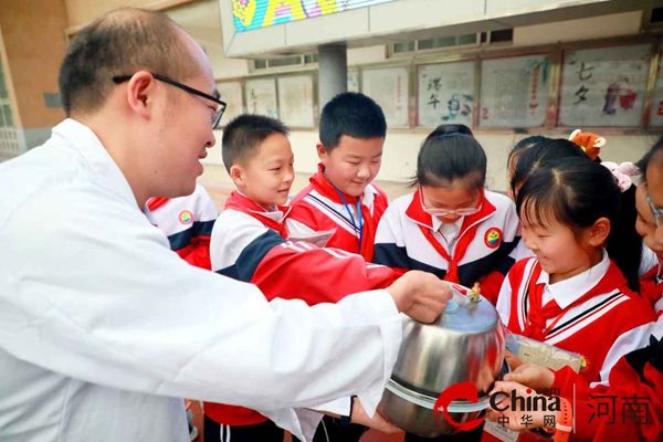 科技点亮童心 智慧启迪未来——天中晚报小记者奇趣实验秀走进驻马店市第十二小学