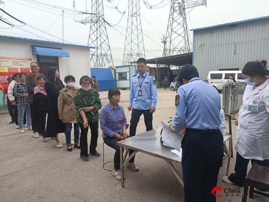 西平县市场监督管理局二郎市场监管所联合医疗机构提供“上门”体检办证便民惠民暖人心