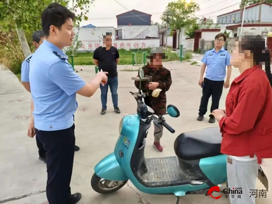 老人外出看戏迷途 西平民警助力寻亲