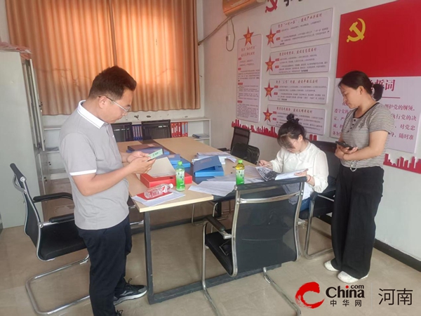 劳模工匠进校园 书法传承润心田  ——驻马店市第三中学开展“劳模工匠进校园”活动