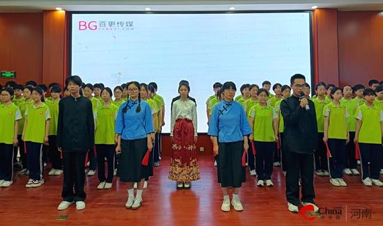 西平四中八年级“诗书趁年华 清音满校园”诵读比赛圆满艾尚体育下载举行(图2)