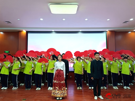西平四中八年级“诗书趁年华 清音满校园”诵读比赛圆满艾尚体育下载举行(图4)