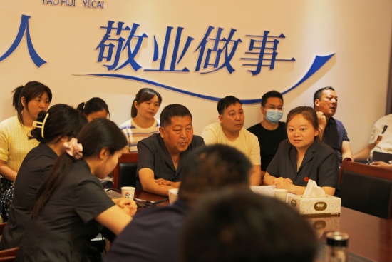 图1为西峡法院法官为企业业务员进行法治授课_副本