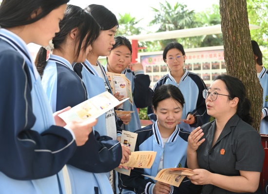 图四：闫宗淼法官树下给女生讲防性侵2