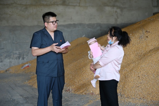 唐河县法院：送法入商铺 护航零距离