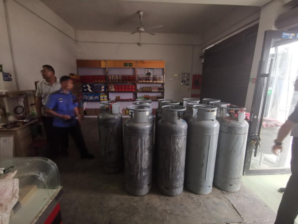 邓州市夏集镇执法大队：雷霆出击捣毁黑液化气窝点 护航商户安全经营环境