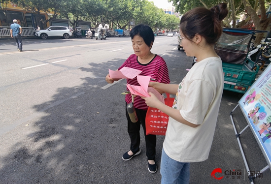 西平县应急管理局开展防邪教宣传活动 筑牢社区安全防线