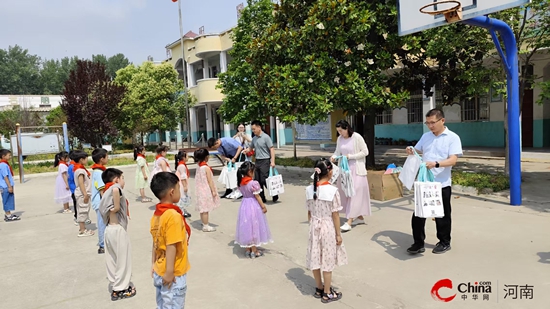 西平县焦庄赵海正弘希望小学联合共青团西平县委、县人民检察院开展“情暖六一，爱伴成长”儿童节关爱活动   
