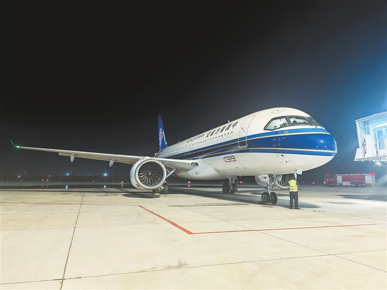 平稳落地南阳机场 C919完成国内支线机场商业首航