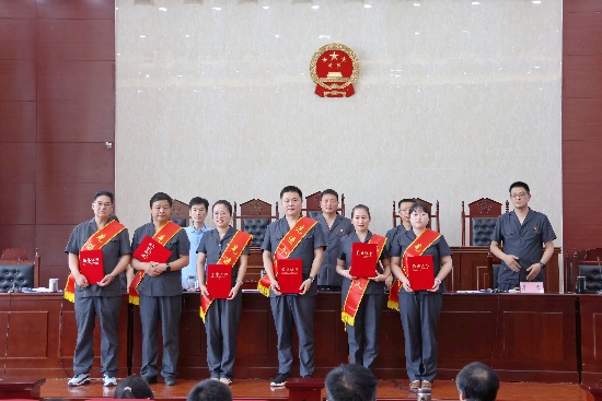 为获奖的先进个人颁发荣誉证书