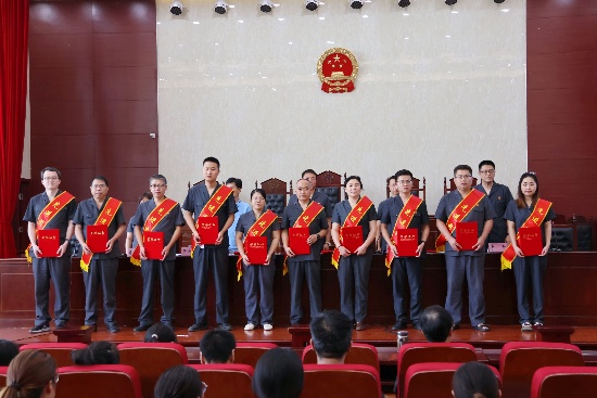 为获奖的先进团队颁发荣誉证书