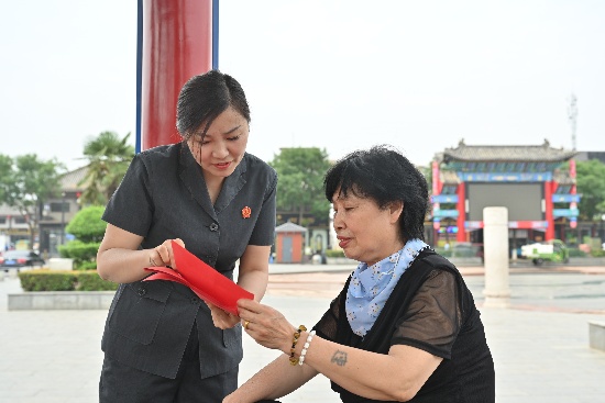 图二：干警向群众讲解档案相关典型案例