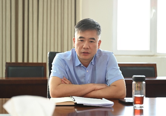 图三：党组书记、院长张山作表态发言