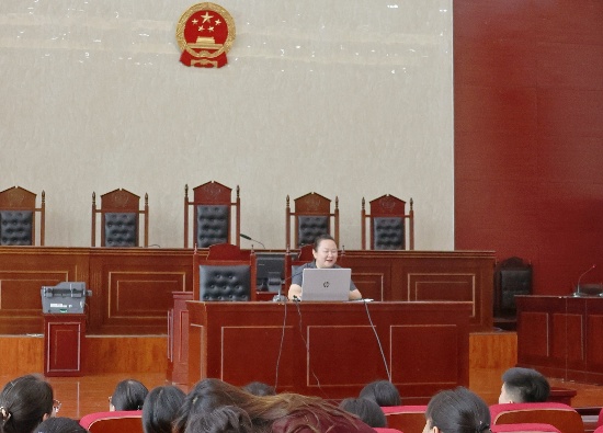 内乡法院马山口法庭庭长张莹莹普法现场