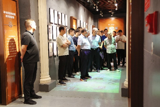 驻足观看重点内容