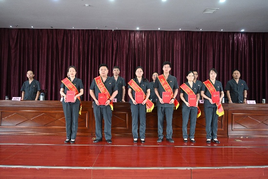 图三：班子成员为受到表彰的集体和个人颁发荣誉证书。