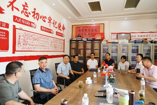 图四：朱庄村，张山院长与驻村干警亲切交谈