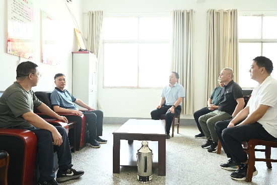 图三：完粮徐村，张山院长与驻村干警亲切交谈