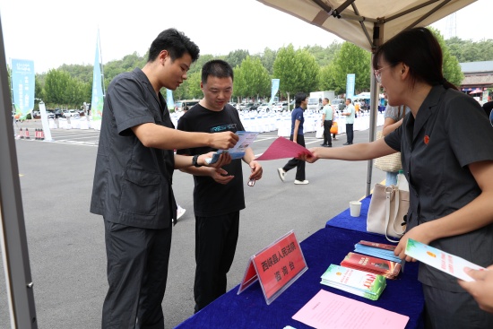 图二 西峡法院干警向参加研学活动的游客介绍生态司法研学专线。