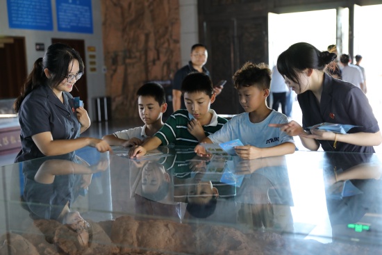 图三 西峡法院干警在恐龙蛋化石博物馆内对孩子们开展生态法治科普。