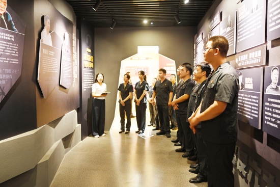 图二：干警直观地感受到了“一念之差”和“一墙之隔”的感官冲击