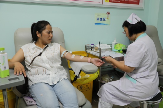 图2为西峡法院干警正在献血