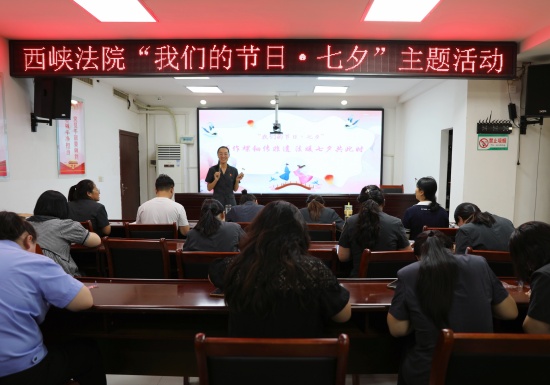 图2为政治部干警为大家展示饰品的制作方法